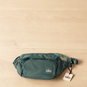 ALO Yoga Explorer Fanny Pack Crossbody Bag Winter Ivy Green